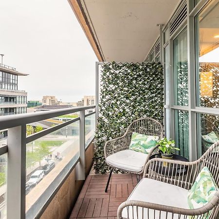 Luxury 2BR Toronto Downtown Condo w/ CN Tower View Zewnętrze zdjęcie