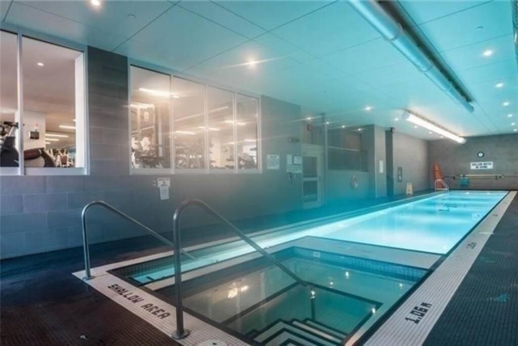 Luxury 2BR Toronto Downtown Condo w/ CN Tower View Zewnętrze zdjęcie