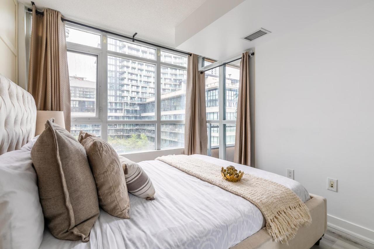 Luxury 2BR Toronto Downtown Condo w/ CN Tower View Zewnętrze zdjęcie