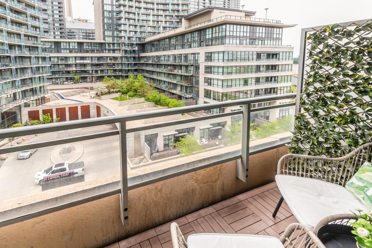 Luxury 2BR Toronto Downtown Condo w/ CN Tower View Zewnętrze zdjęcie